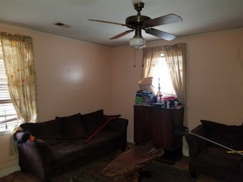 812 Carson St - Photo 3 of 9