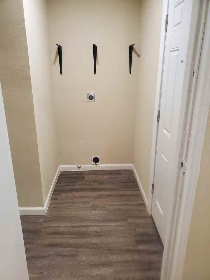 2414 S Laredo St - Photo 3 of 8