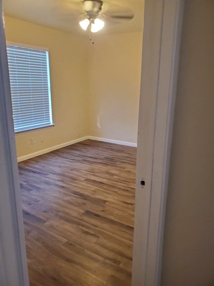 2414 S Laredo St - Photo 4 of 8