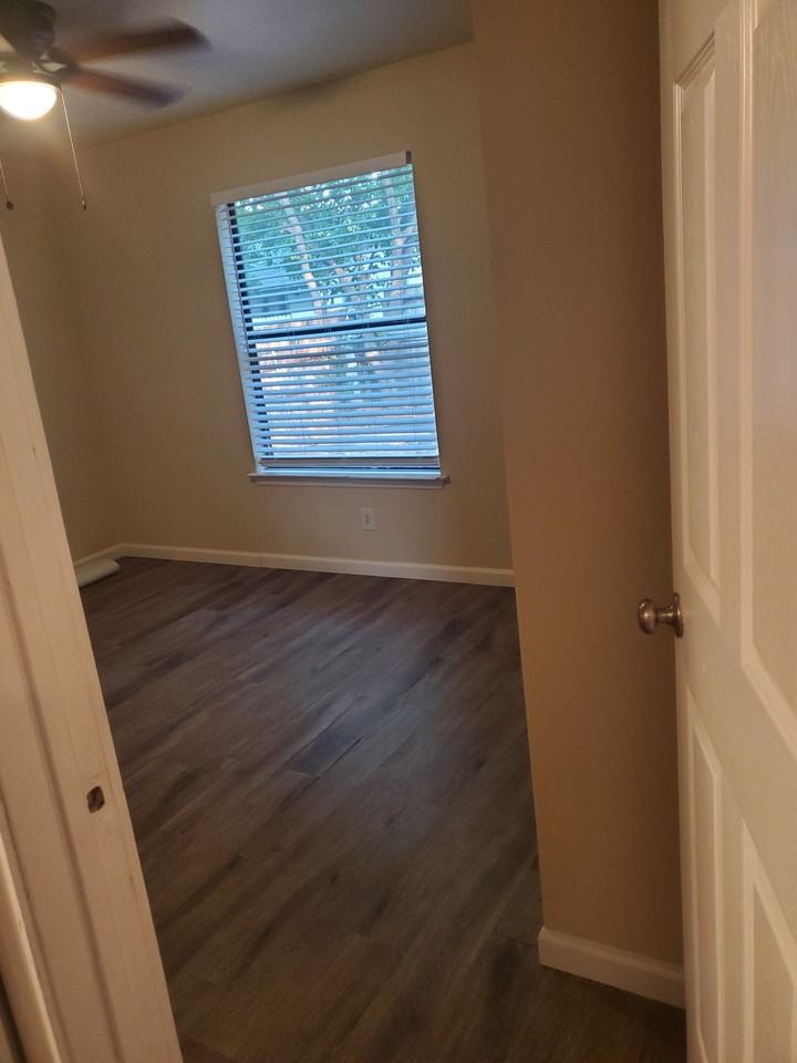 2414 S Laredo St - Photo 5 of 8