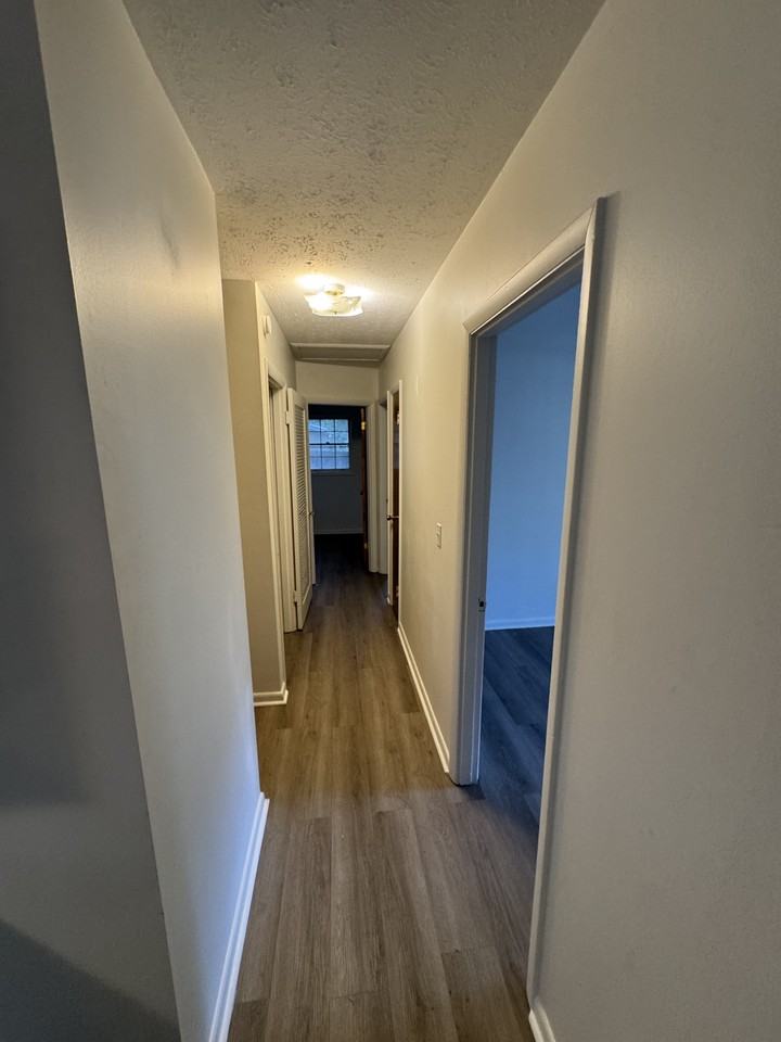 1204 Fairlane Dr - Photo 4 of 11