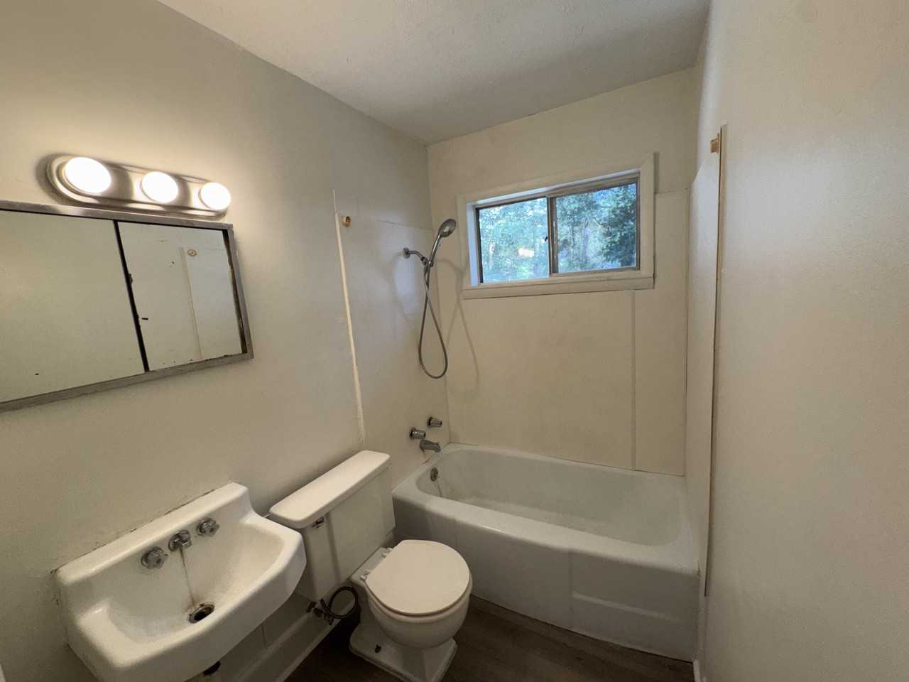 1204 Fairlane Dr - Photo 5 of 11