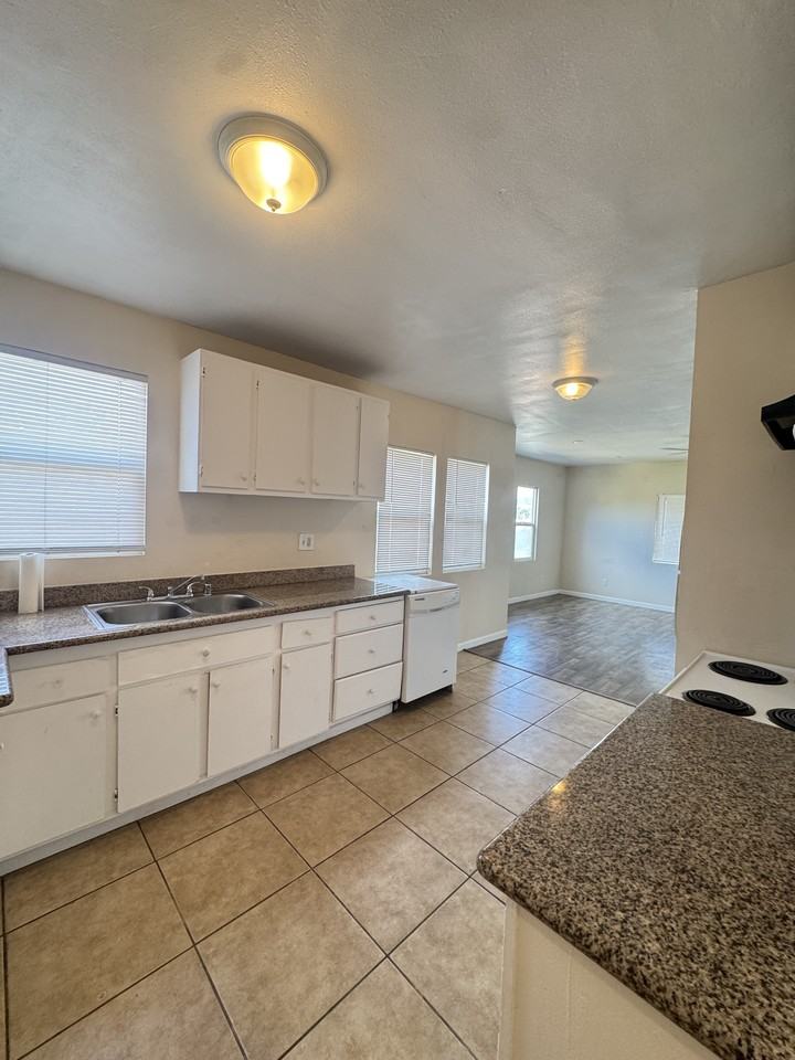 611 Sheridan St #TOP - Photo 3 of 8