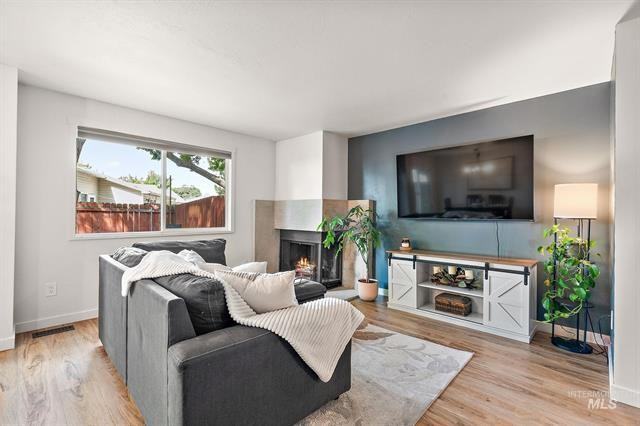 529 S Beach St - Photo 3 of 34