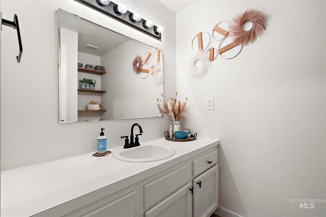 529 S Beach St - Photo 5 of 34