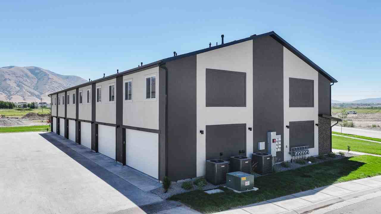 3395 S 1010 W - Photo 3 of 16