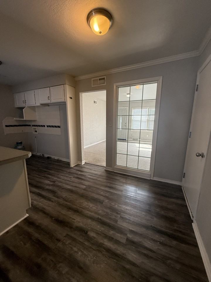 1420 E 31st St S - Photo 5 of 27