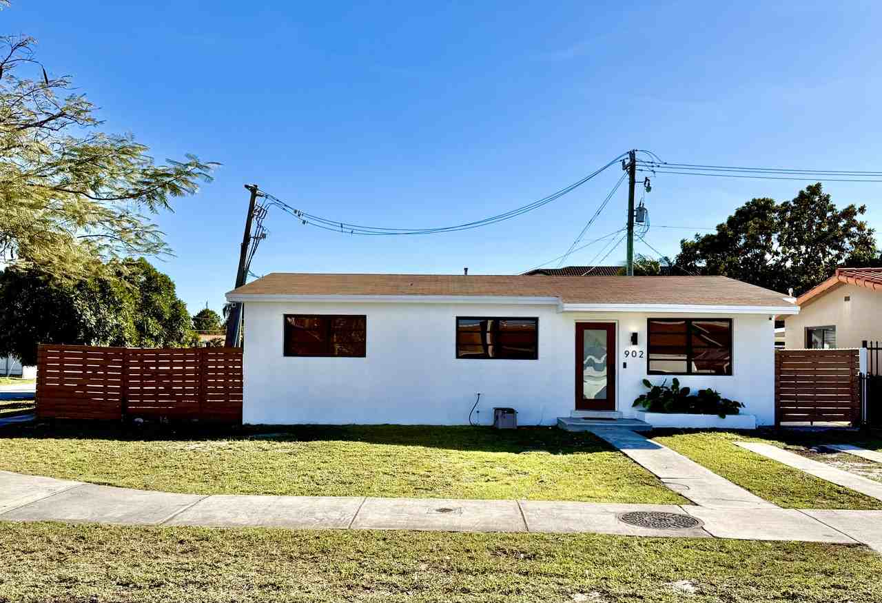 902 W 37th St - Photo 2 of 24