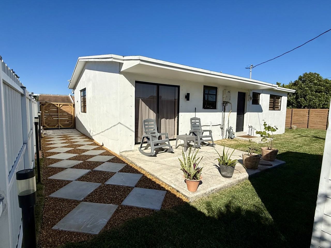 902 W 37th St - Photo 3 of 24