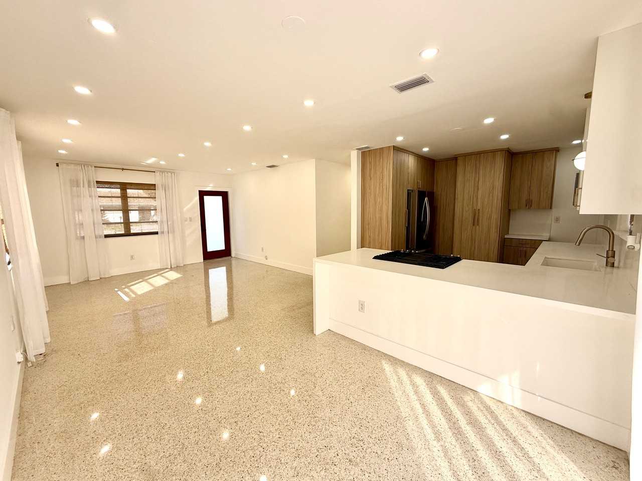 902 W 37th St - Photo 6 of 24