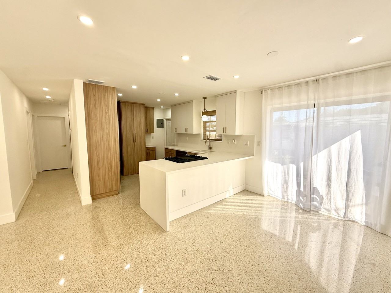 902 W 37th St - Photo 7 of 24