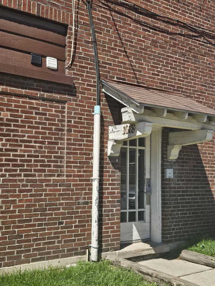 Dundas Str. 1018 - Photo 2 of 11