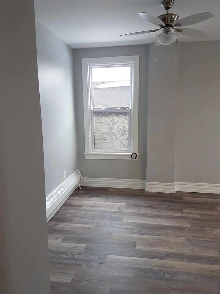 Dundas Str. 1018 - Photo 4 of 11