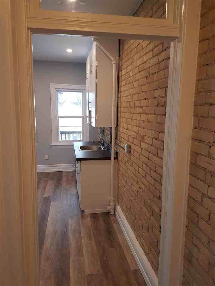 Dundas Str. 1018 - Photo 6 of 11