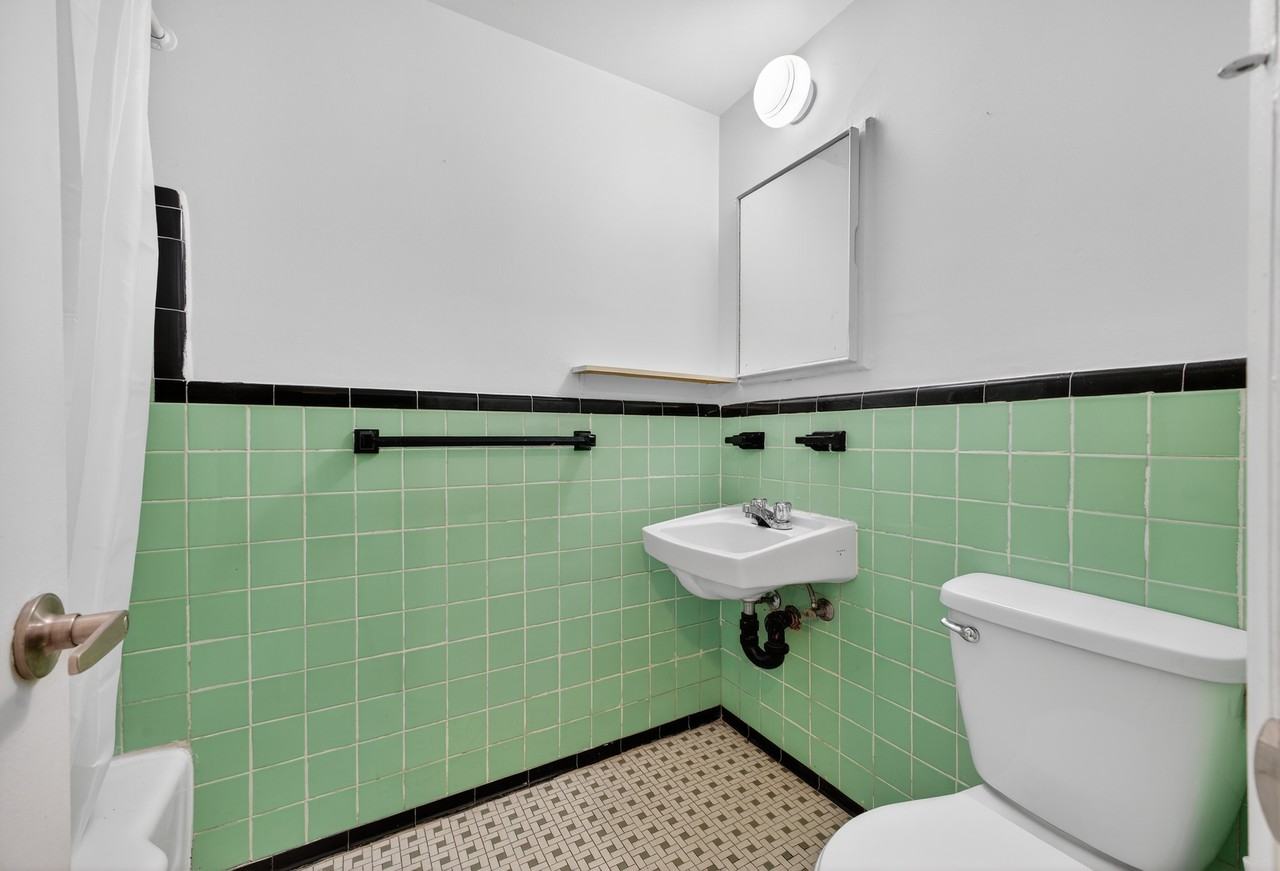 2111 Avenue Beaconsfield #3 - Photo 7 of 11