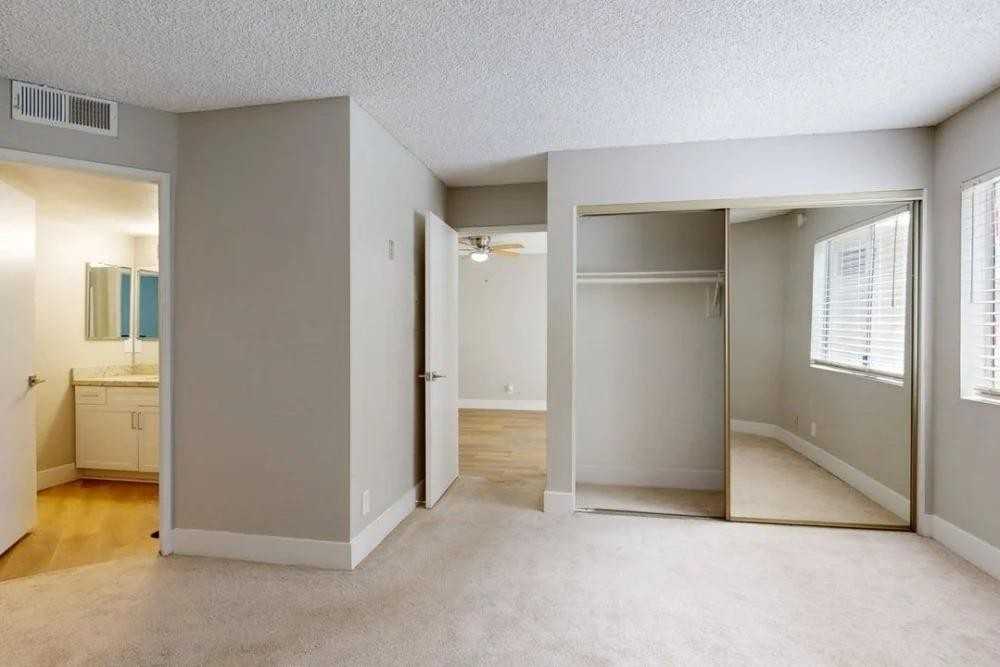 1435 Stanley Ave - Photo 4 of 5