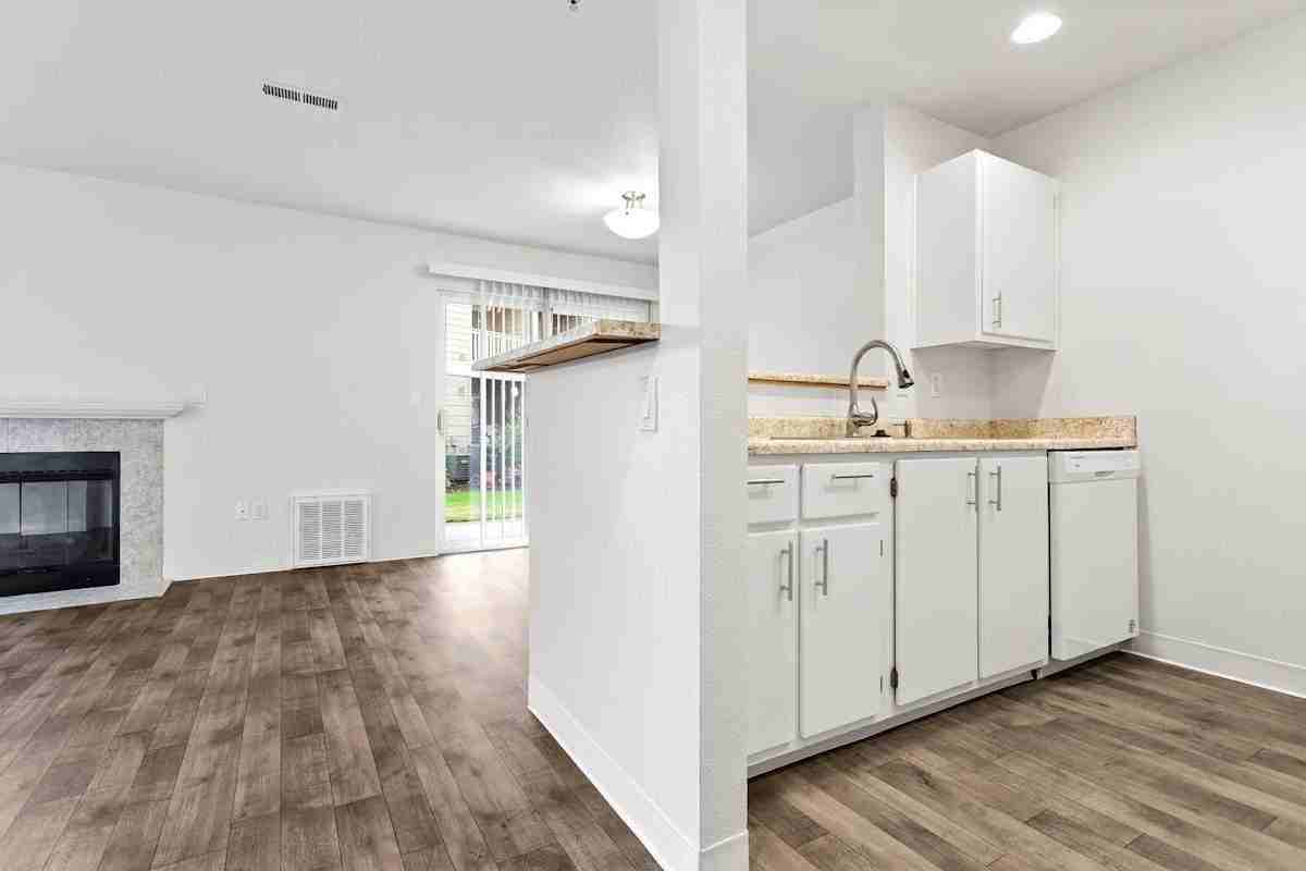 306 Ne 104th Ave - Photo 7 of 50