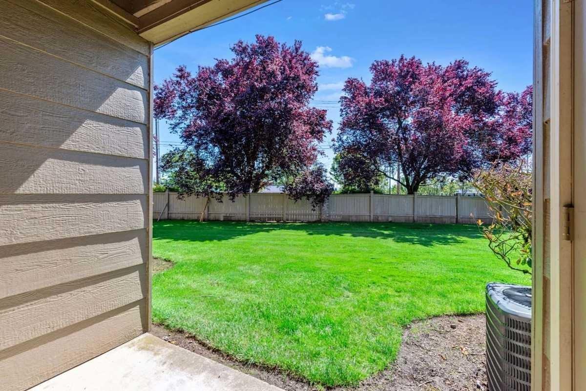 306 Ne 104th Ave - Photo 2 of 50