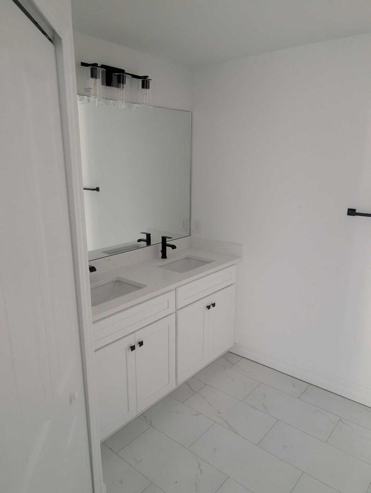 3026 Ne 6th Pl - Photo 4 of 12