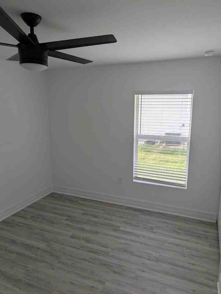 3026 Ne 6th Pl - Photo 6 of 12