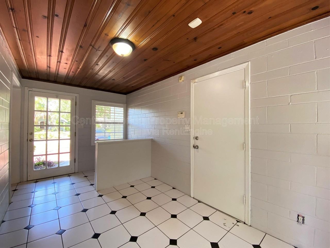 256 E Crystal Lake St - Photo 3 of 24