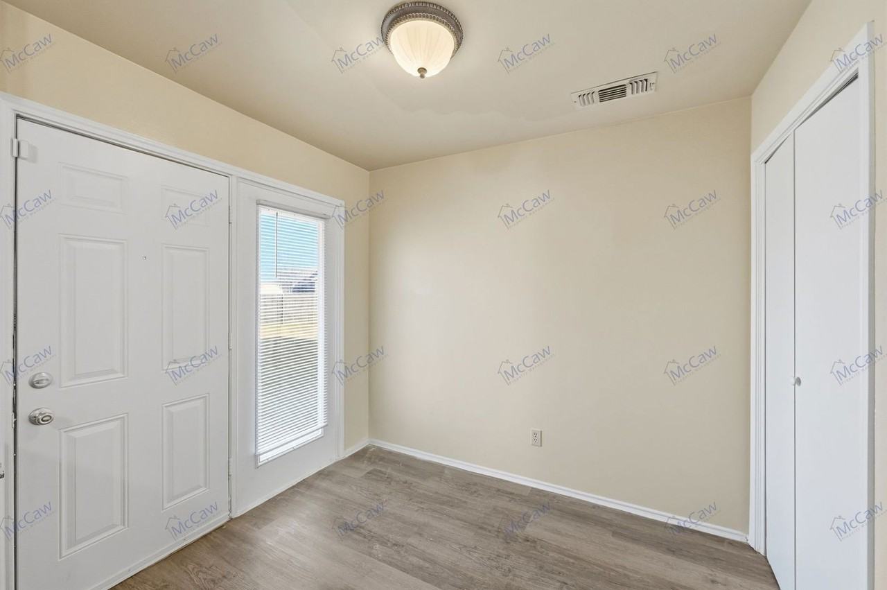 911 Wellridge Dr - Photo 2 of 23