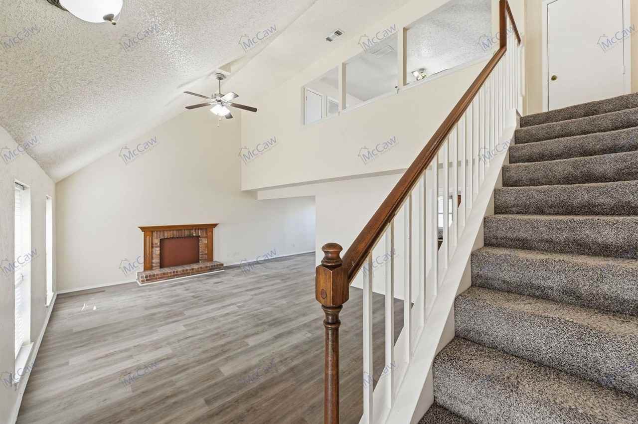 911 Wellridge Dr - Photo 3 of 23