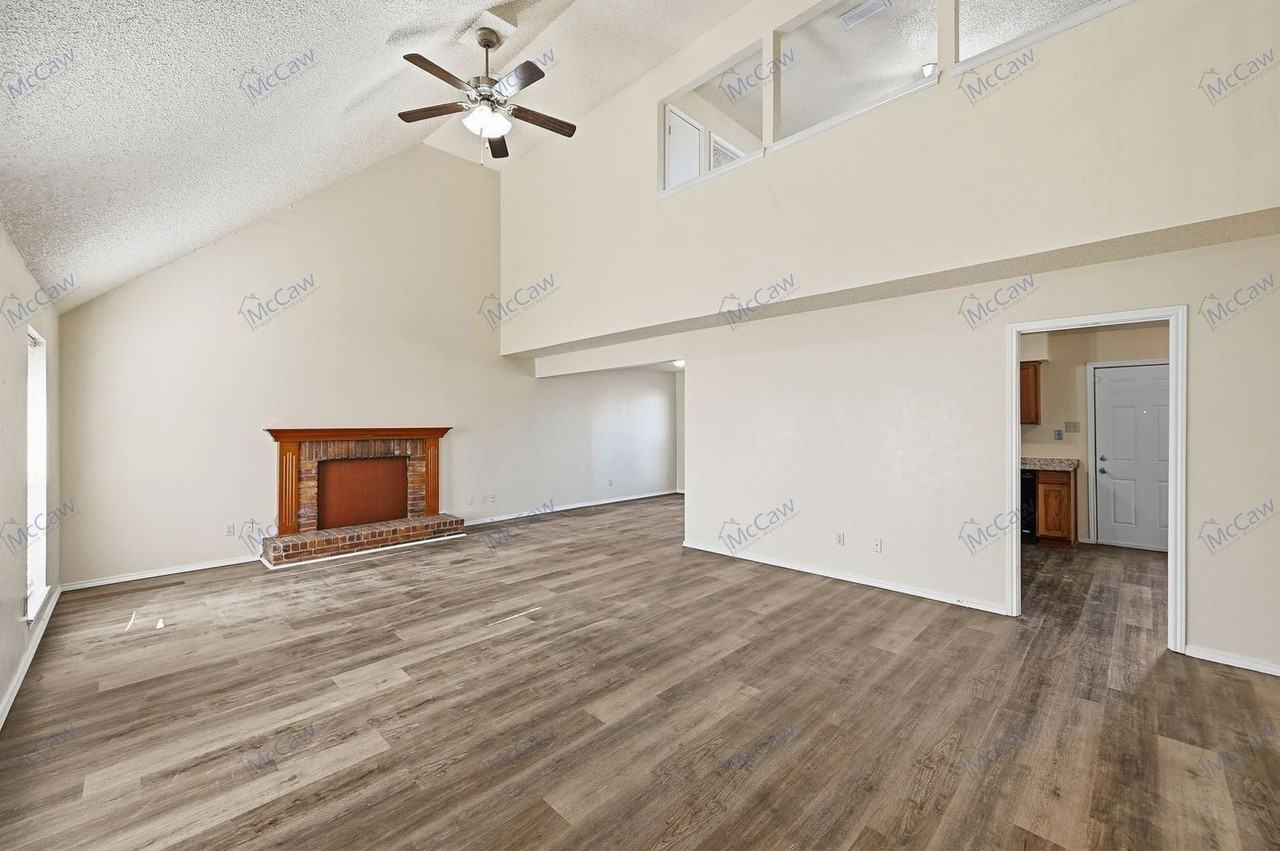 911 Wellridge Dr - Photo 4 of 23