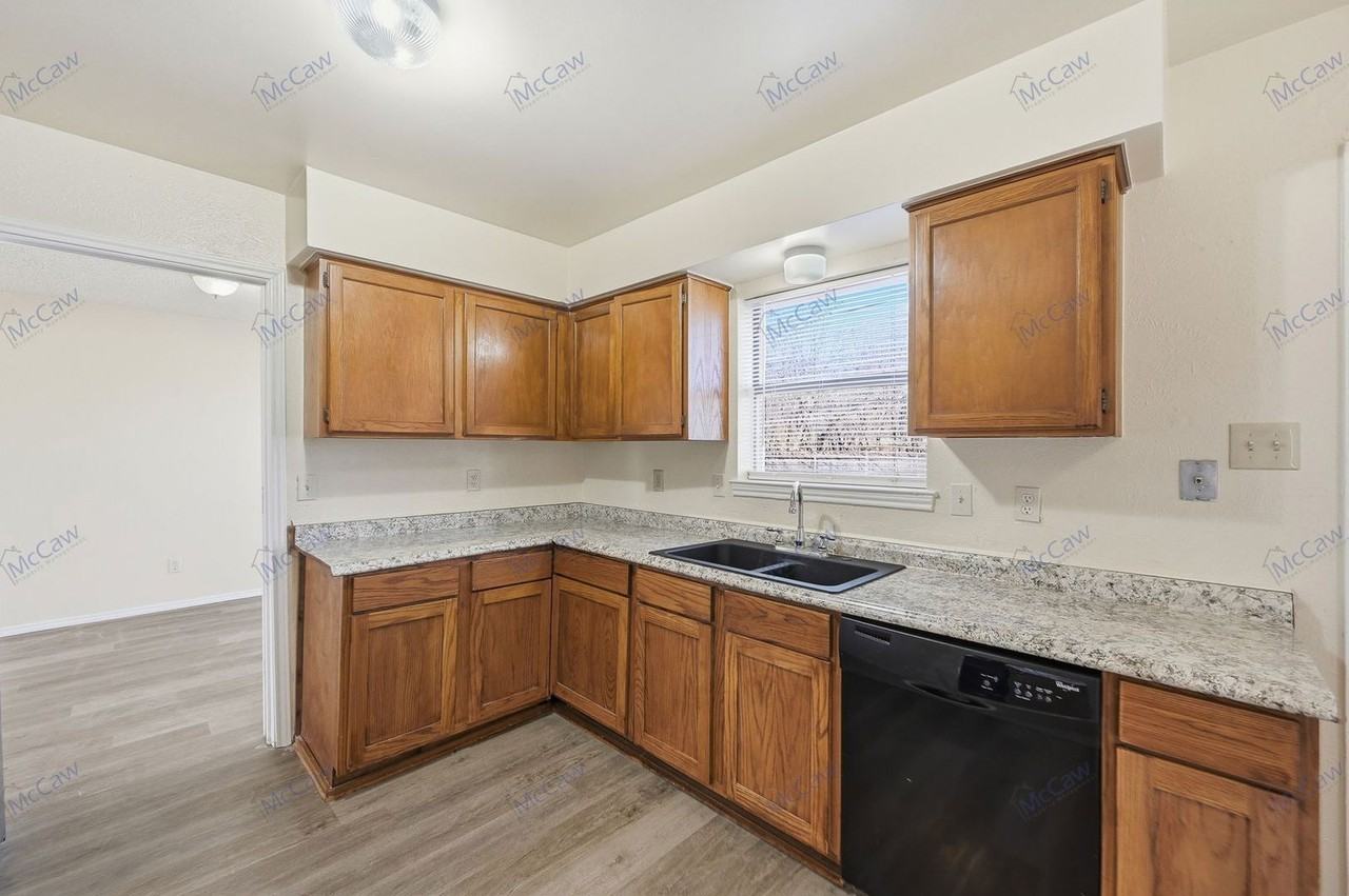 911 Wellridge Dr - Photo 7 of 23