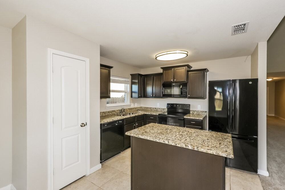 157 Aaron St - Photo 7 of 16