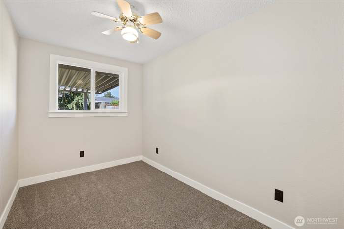 4981 31st St Ne - Photo 4 of 18