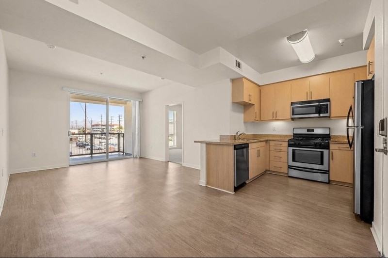 91601 5251N Vineland Ave ,North Hollywood Ca - Photo 2 of 5