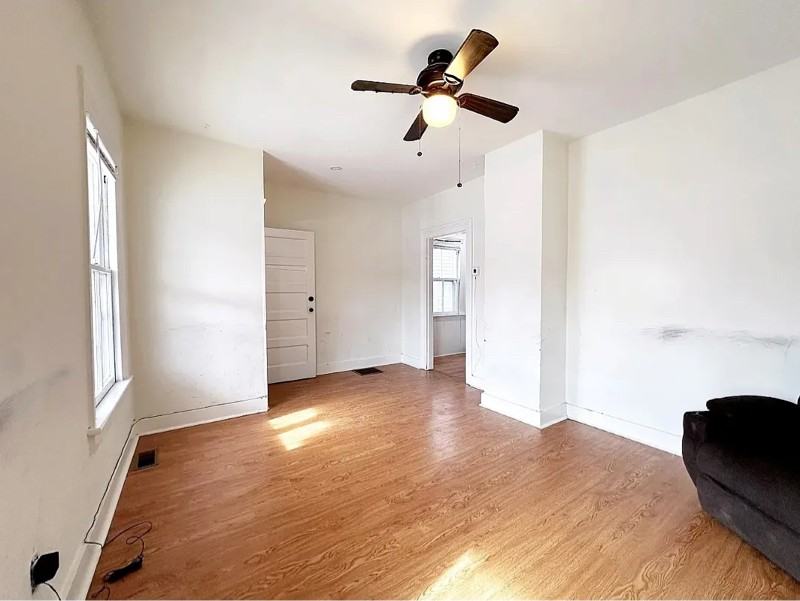 371 Nichols St - Photo 5 of 16