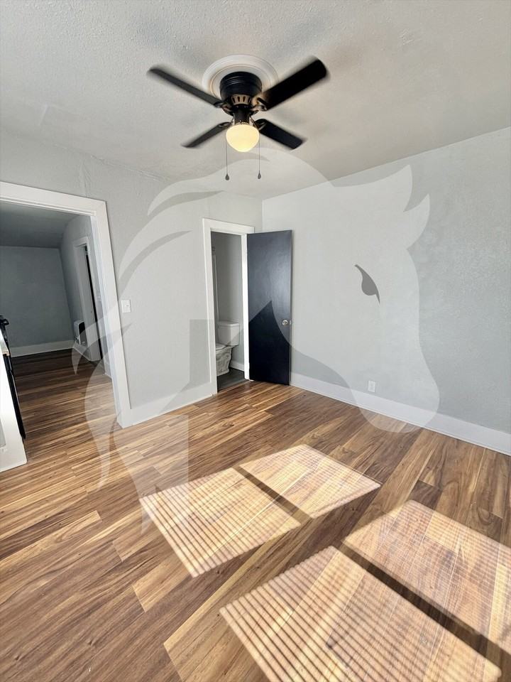 332 S Pine St - Photo 2 of 10