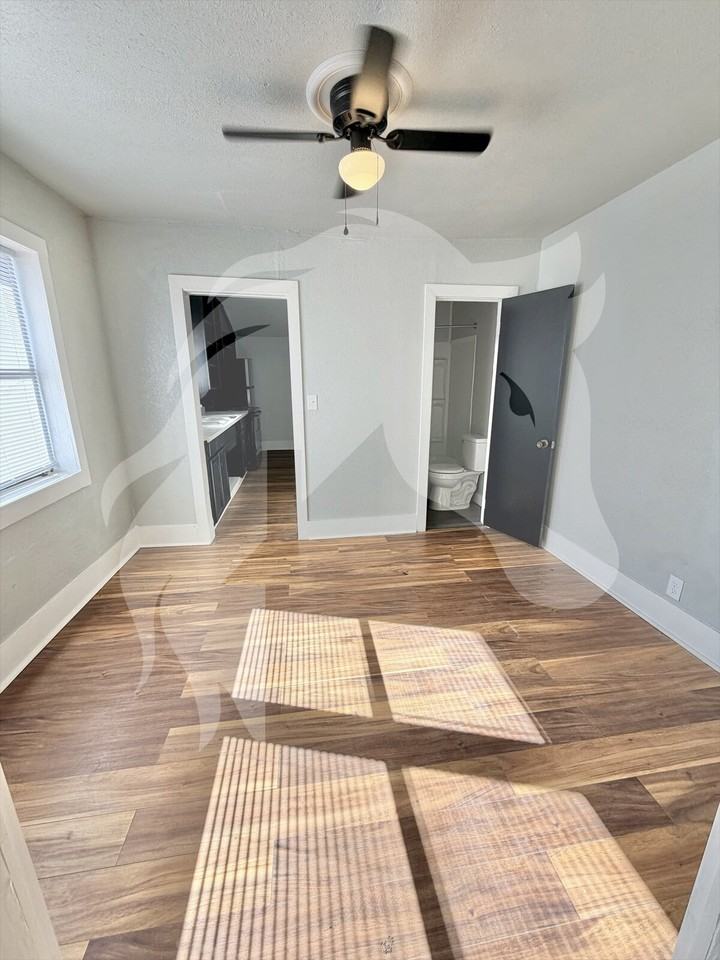 332 S Pine St - Photo 3 of 10