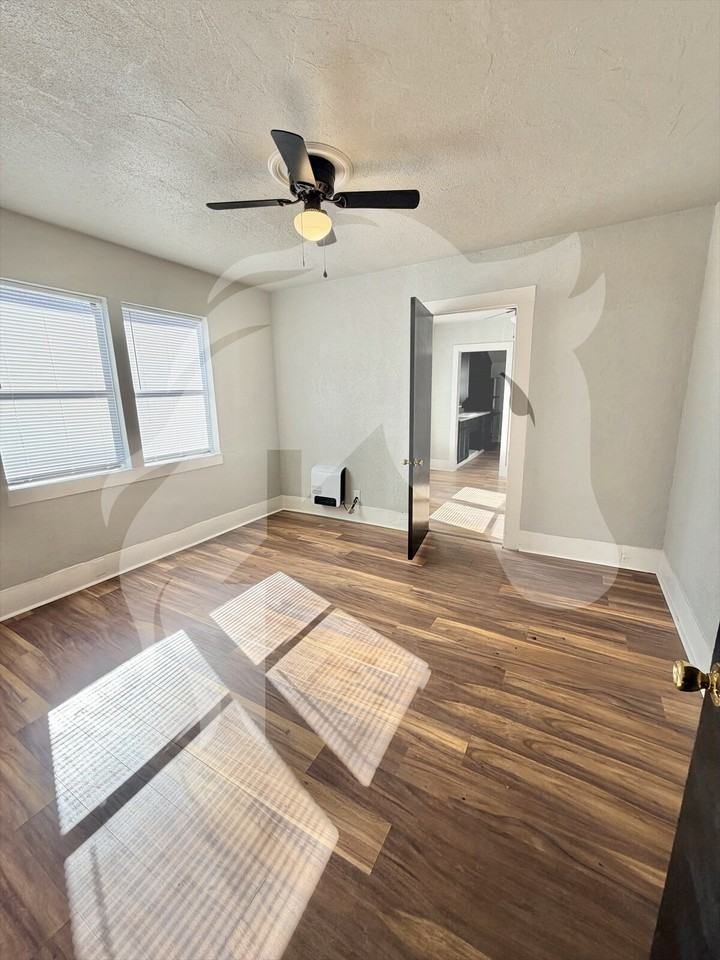 332 S Pine St - Photo 4 of 10