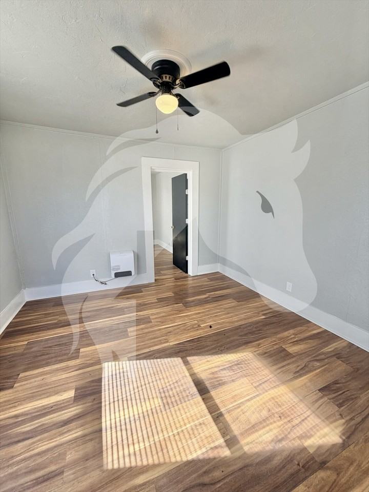 332 S Pine St - Photo 6 of 10