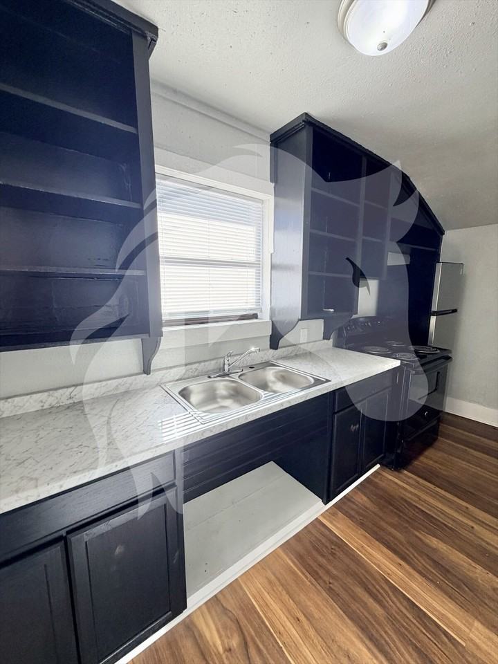 332 S Pine St - Photo 7 of 10