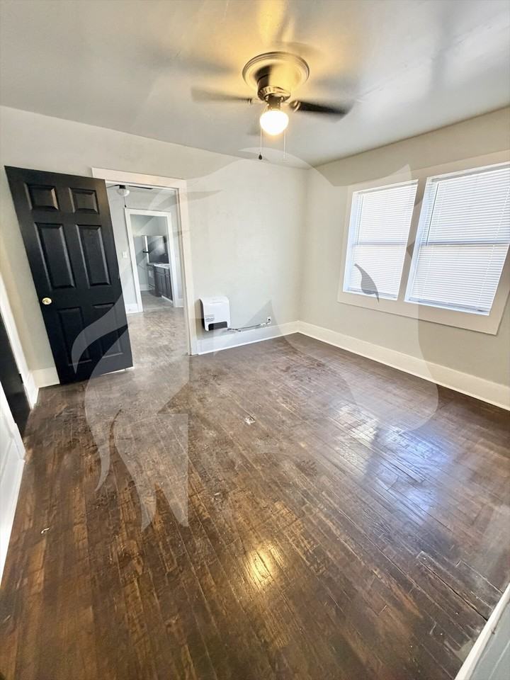 334 S Pine St - Photo 3 of 10