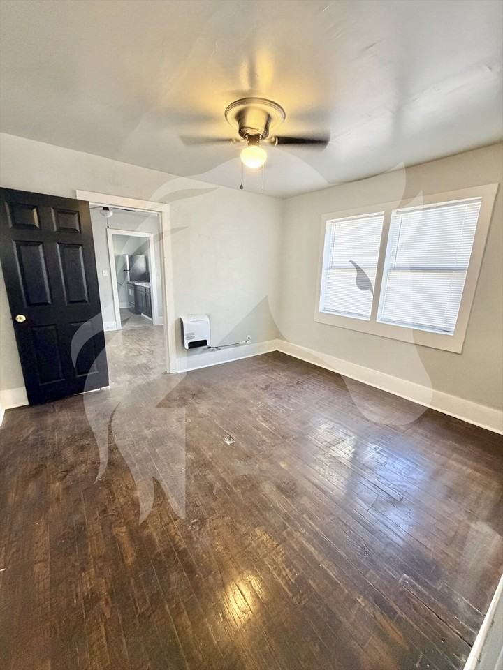 334 S Pine St - Photo 4 of 10