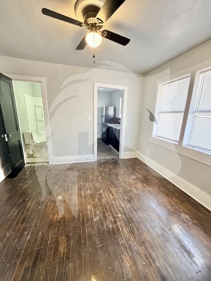 334 S Pine St - Photo 5 of 10