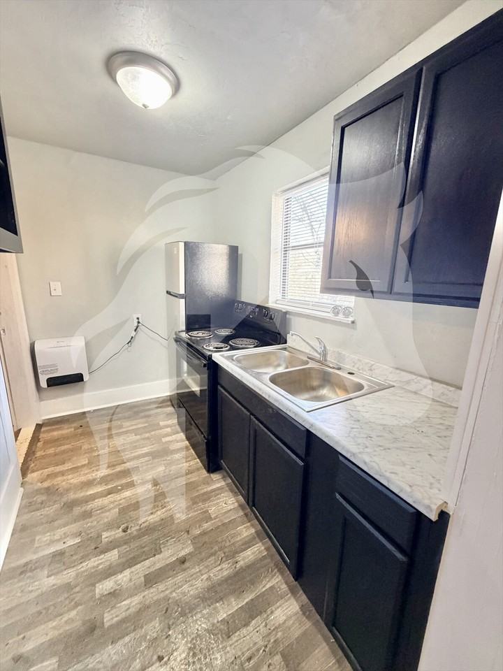 334 S Pine St - Photo 7 of 10