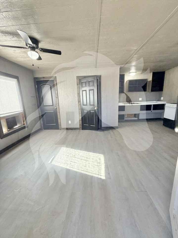 334 1/2 S Pine St - Photo 2 of 7