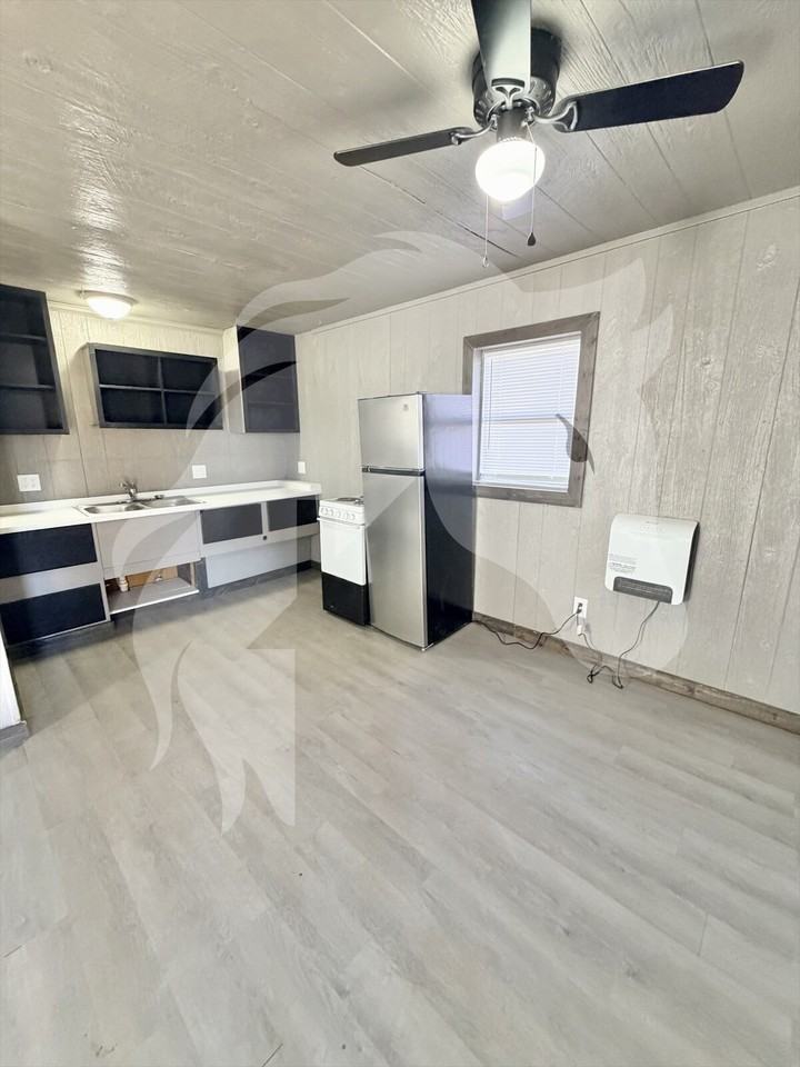 334 1/2 S Pine St - Photo 6 of 7