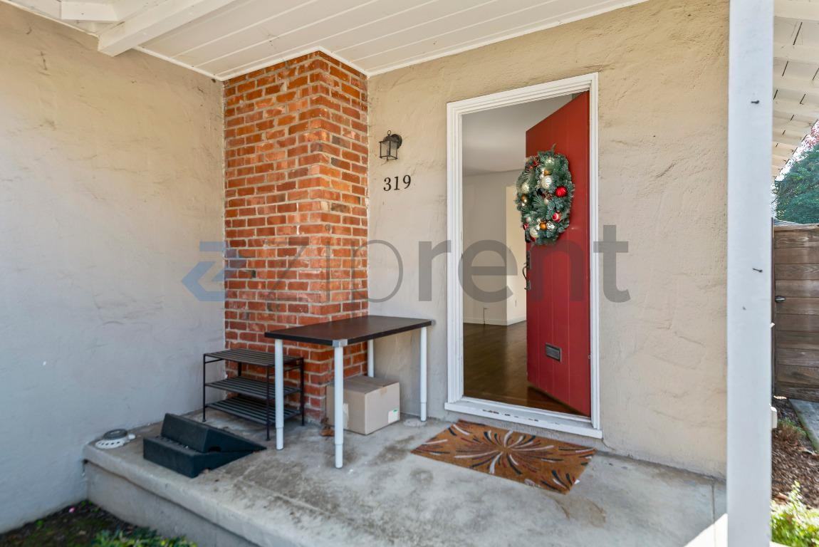 319 Iris Way - Photo 4 of 32