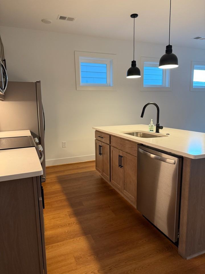 909 Bainbridge St #A - Photo 6 of 33