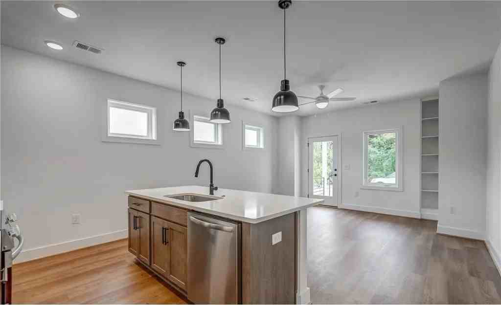 909 Bainbridge St #A - Photo 7 of 33