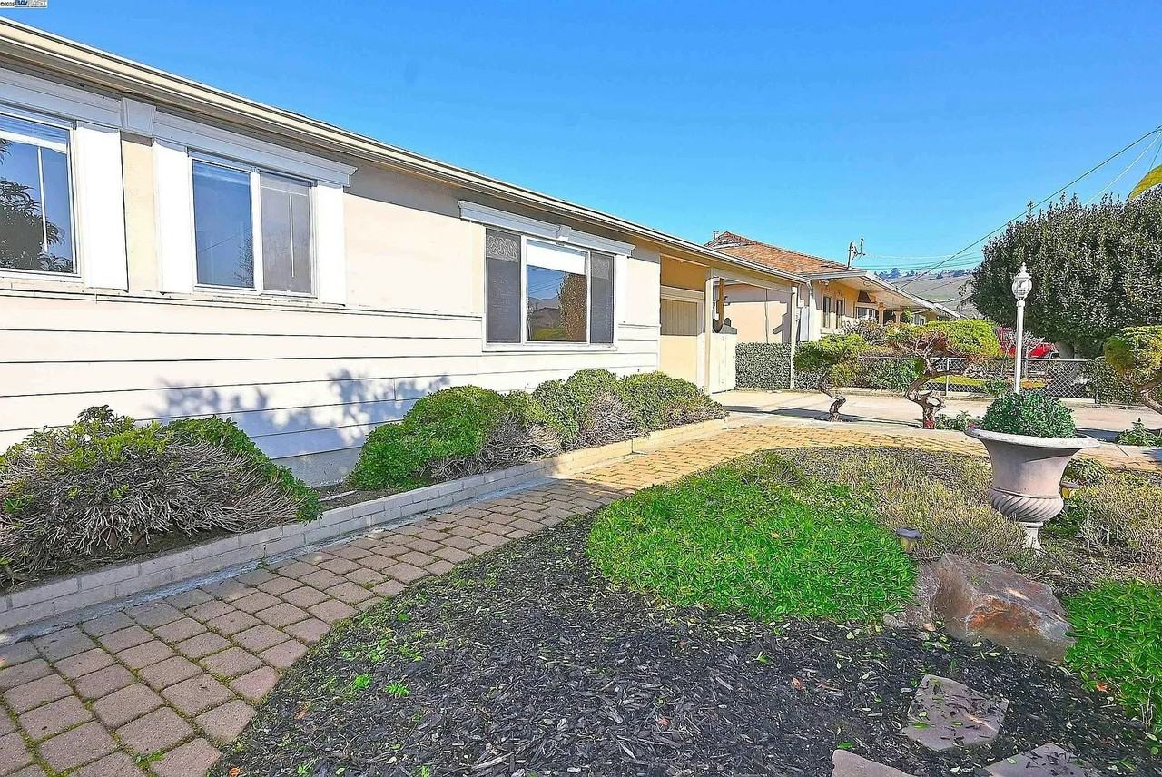 314 Sparling Drive - Photo 2 of 18