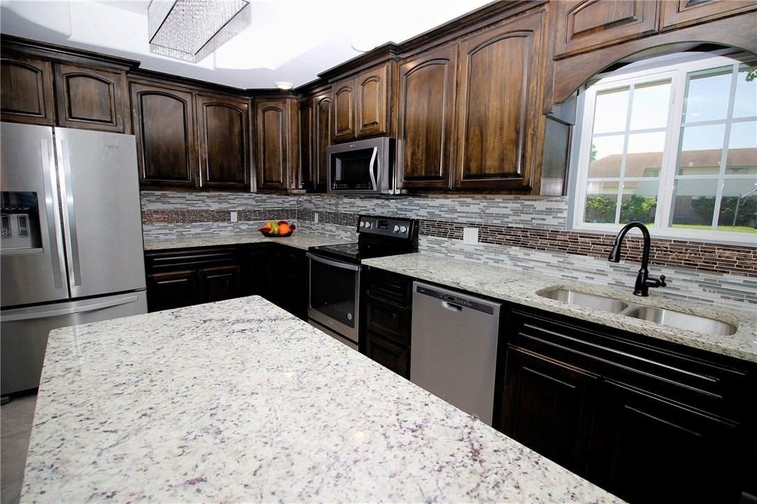 4202 Nicklaus Ln - Photo 3 of 8