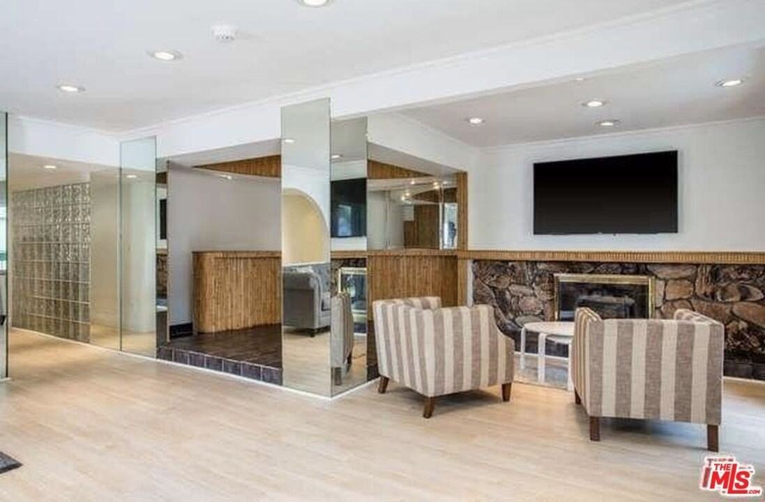 745 Oxford Ave - Photo 6 of 16